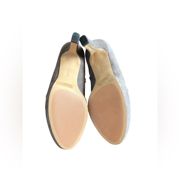 Clarks Women’s Suede Heeled‎ Booties Taupe Boots Size 10M - Picture 5 of 7